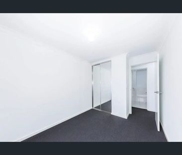 Modern & Convenient 4x2 Townhouse in Secure Laneway - Photo 5