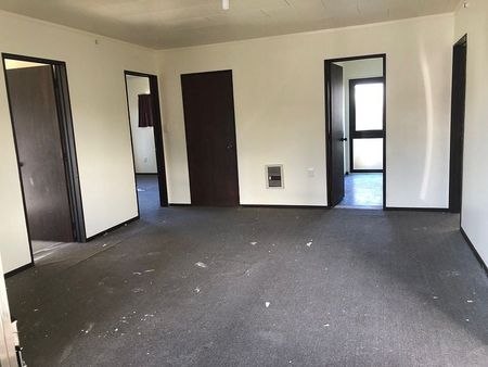 Sunny 3 bedroom house with parking for 2 cars - Photo 3