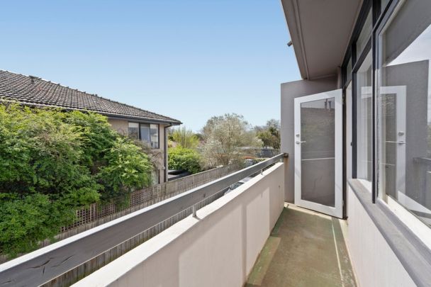 Beautifully Renovated Sun-Drenched Apartment in Boutique Block - Photo 1