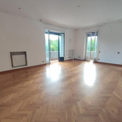 Parioli-Panama: 170sqm. Beautifully restored 3 bedroom, 3 bath, spacious living, balconies, restored kitchen, baths. Doorman, parking, views of Park. Ref 302 - Photo 2