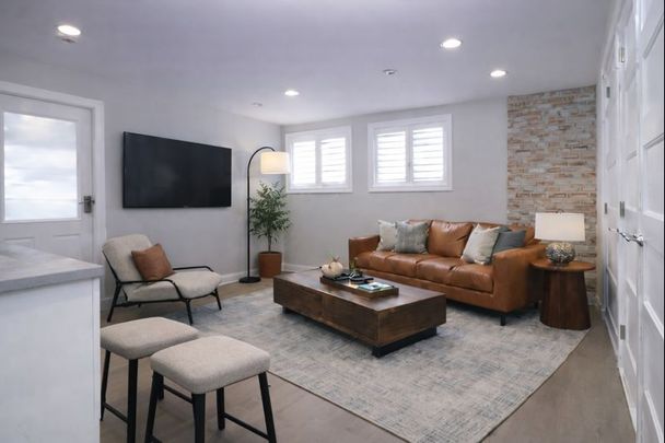 For Lease - 9 B Gwynne Avenue, Dows Lake - Civic Hospital and Area, Ontario - Photo 1