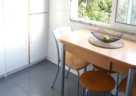 Cozy room with private bathroom in Lisbon Alvalade