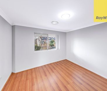 Modern 3 bedroom townhouse. Large, private, sunny courtyard. - Photo 6