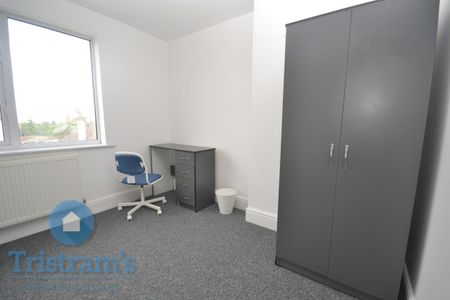 References Pending - 4 bed Semi-Detached House - Photo 4