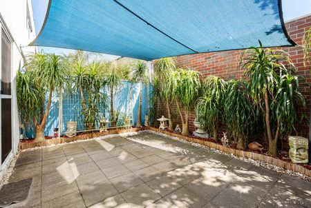 Light filled townhouse just footsteps to the beach - Photo 4