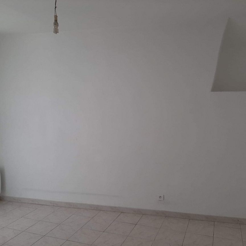 Location - Appartement T1 bis de 26 m² au RDC d'un immeuble de ville avec un cellier privatif - Photo 1