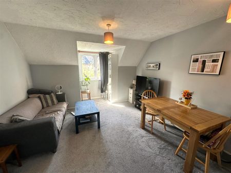 Exeter Close, Watford - Photo 2