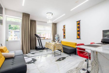 4 bedroom semi-detached house to rent - Photo 5