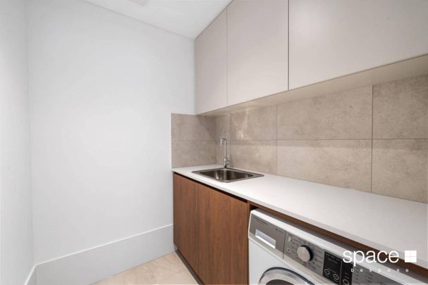 Sleek & Modern Apartment - Photo 1