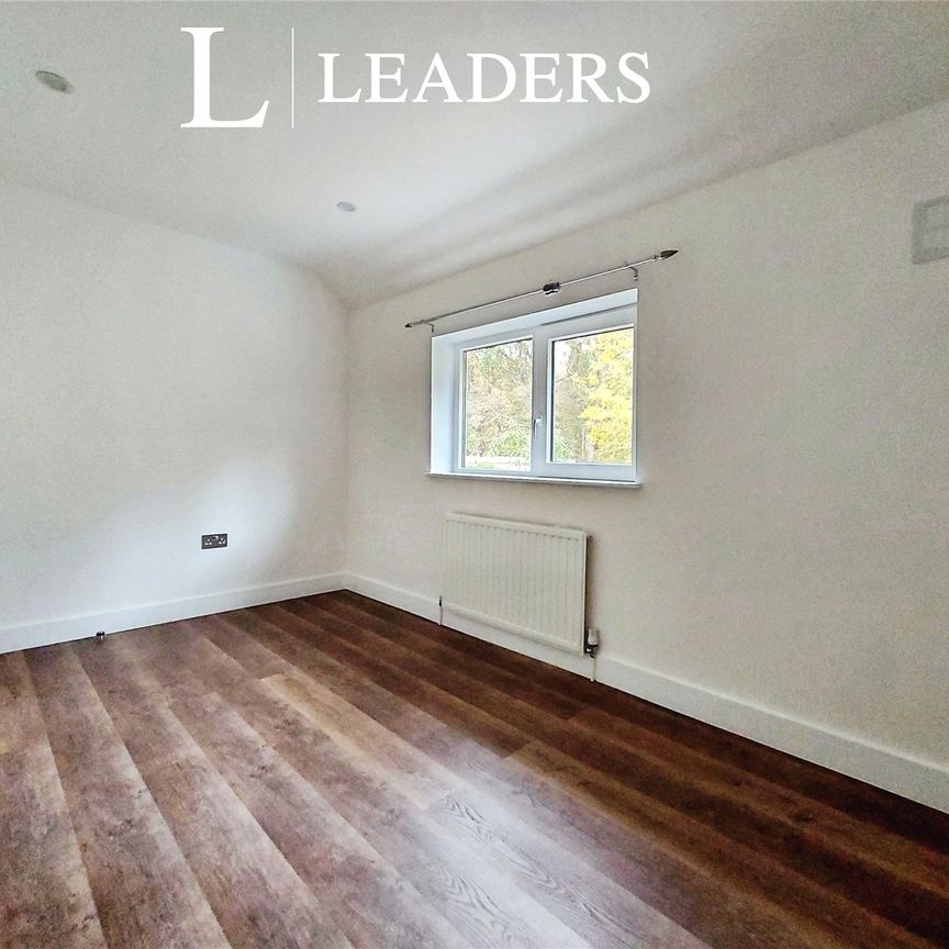 3 bedroom house to rent Tring Gardens, RM3 - Photo 1