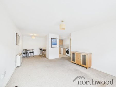 2 bedroom flat to rent - Photo 2