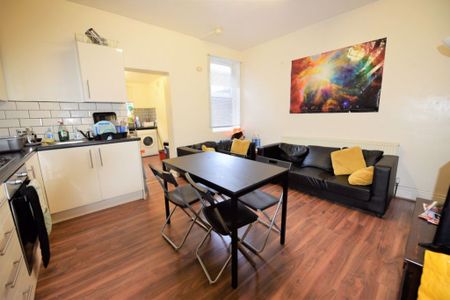 5 bedroom House in Ashville Grove, Leeds - Photo 3