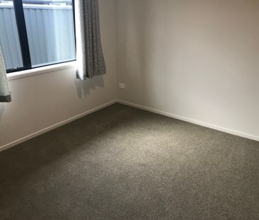 NEARLY NEW, SPACIOUS, MODERN FAMILY HOME SITTING PRETTY IN THE LAKES. - Photo 5