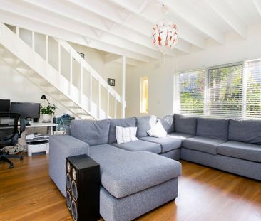 City Fringe 2 bedroom townhouse in well maintained garden setting - Photo 3