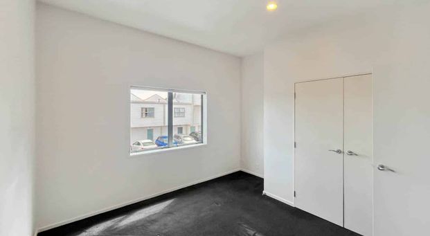 Great Two Bedroom Townhouse - Photo 1