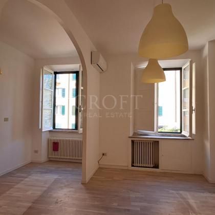 San Giovanni-Porta Metronia: Newly renovated 2 Bedroom flat with balcony overlooking quiet Piazza. Entrance, living room, 2 Bedrooms, kitchen, bath. Sunny, quiet, balconies, situated in pleasant piazza near park, open market, services and center. Ref 931 - Photo 3