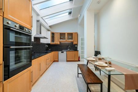 3 bedroom mews to rent - Photo 5