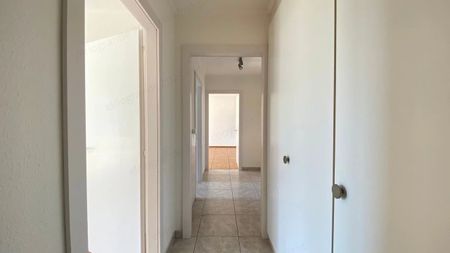 Superbe appartement lumineux de 2,5 pièces, orienté plein Sud, au dernier étage avec ascenseur. - Photo 2