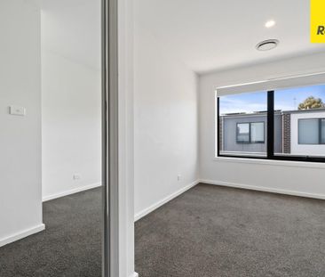 Stylish Townhouse in Prime Bruce Location - Photo 4