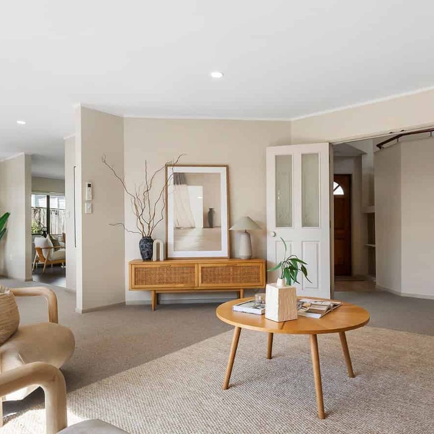 Spacious 5-bedroom home in West Harbour - freshly updated! - Photo 1