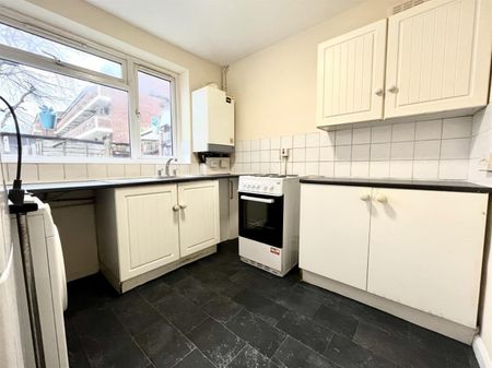 3 Bedroom House - Mid Terrace To Let - Photo 5