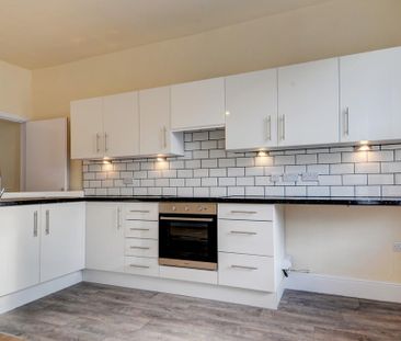 3 bedroom flat to rent - Photo 6