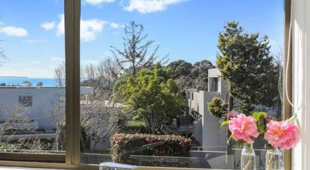 Stunning 4 bedroom flat in the Castor Bay - Photo 2