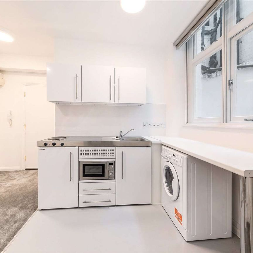 A studio room with its own kitchenette and shower room in South Kensington. - Photo 1