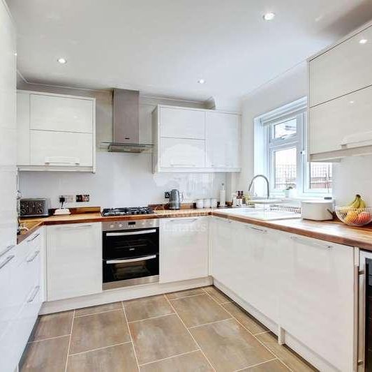 Holmlea Road, Datchet, SL3 - Photo 1