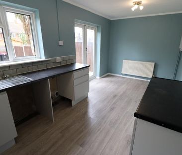 3 bedroom end of terrace house to rent - Photo 4