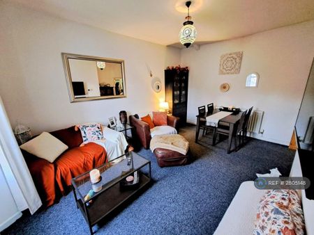 2 bedroom flat to rent - Photo 2