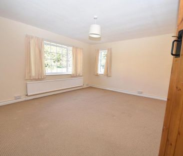 3 bedroom end of terrace house to rent - Photo 2