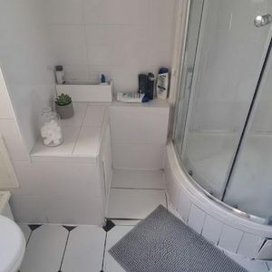 1 bedroom in a flat share to rent - Photo 2