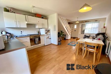 New build house with further study room & private garden - Photo 2