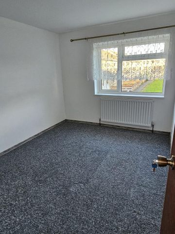 3 bedroom end of terrace house to rent - Photo 3