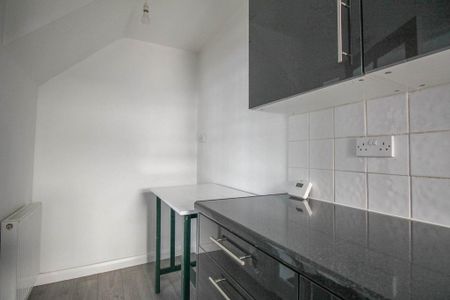 2 bedroom semi-detached house to rent - Photo 4