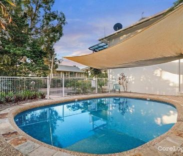 Charming Townhouse Oasis in Railway Estate - Photo 5