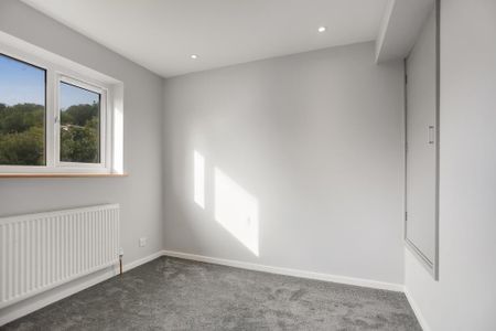 4 bedroom semi-detached house to rent - Photo 4