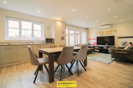 4 bedroom detached house to rent - Photo 3