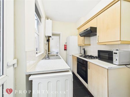 4 bedroom terraced house to rent - Photo 5