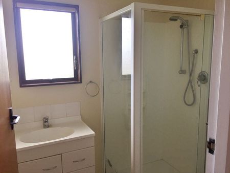 Charming Sunny 2BR Townhouse in Springvale - Photo 4