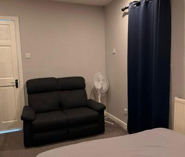 1 bedroom in a house share to rent - Photo 3