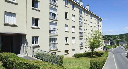 Quartier de Montcy St Pierre, appartement de type 5 situé au 1er étage d'un immeuble sécurisé comprenant 3 chambres fermées salon/séjour, cuisine séparée, salle de bain avec baignoire , wc séparé et une buanderie - Photo 4