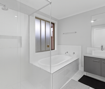 Modern, fresh and move into a ready family home! - Photo 4