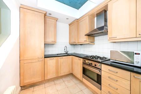3 Bedroom Mews To Let - Photo 3
