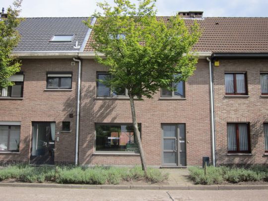 GERENOVEERDE WONING MET 4 SLAAPKAMERS en 2 GARAGES - Photo 1