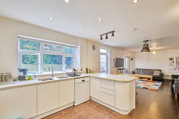 Goodwyn Avenue - Photo 1