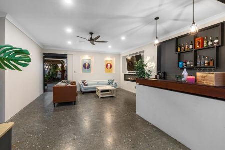 4 Bedroom Luxury Family Oasis for Rent – In Exclusive Monterey keys - Photo 4