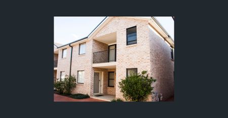 SPACIOUS TOWNHOUSE! - Photo 2