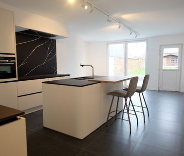 Volledig vernieuwde ruime rijwoning met tuin. - Photo 1